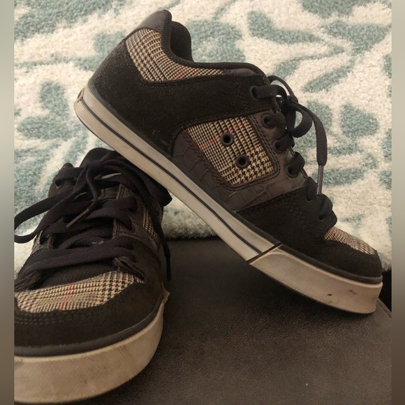 DC mens shoes, size 7 - Picture 2 of 3